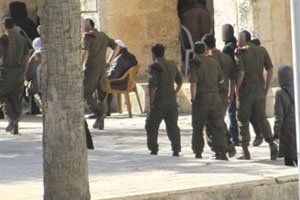 مستوطنون يقتحمون الأقصى ويرفعون الأعلام الإسرائيلية قرب أحد أبوابه