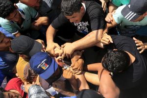 مهاجرون يشتبكون مع الشرطة اليونانية مع تصاعد التوتر