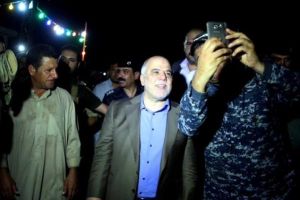 بنيامين ينشر صورة لشخص يلتقط سيلفي مع رئيس الوزراء العراقي