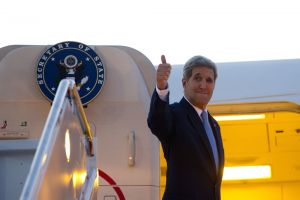 كيري 'يؤيد بقوة' رفع الحظر عن كوبا 