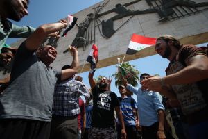 المئات من المتظاهرين يتوافدون إلى ساحة التحرير ببغداد دعماً لإصلاحات العبادي