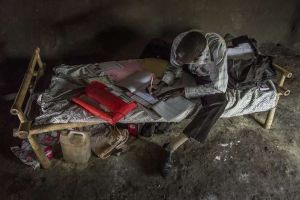 لاجئ ينفق مدخراته لتأسيس مدرسة للأطفال في مخيم للاجئين في أوغندا