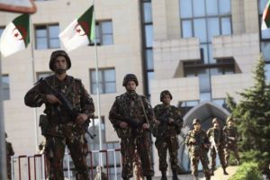 الجيش الجزائري يحبط محاولة إدخال أسلحة حربية عبر الحدود مع مالي