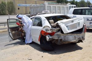 شاهد الصور... إصابة آسيوي بتصادم شاحنة وسيارة أجرة بالقرب من شركة ألبا