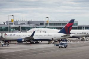 إدارة الطيران الاتحادية:تحديث لبرنامج كمبيوتر ربما سبب إلغاء 400 رحلة جوية بأميركا