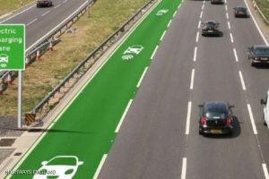 بريطانيا.. طرقات لشحن السيارات الكهربائية