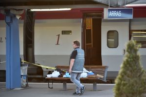 دائرة مكافحة الإرهاب في فرنسا تحقق في إطلاق النار داخل قطار امستردام-باريس