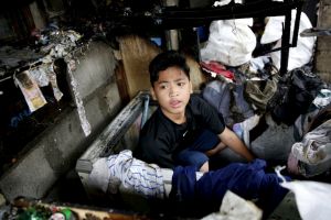 شاهد الصور... مقتل 9 أشخاص جراء إعصار قوي في شمال الفلبين