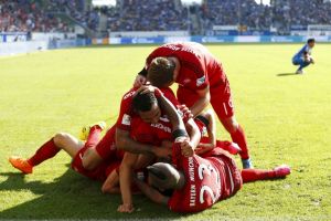 بايرن ميونيخ يتخطى هوفنهايم بشق النفس وبعشرة لاعبين