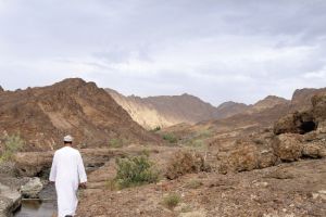 زهران القاسمي... قدم ثابتة في الجبال وقلب في سيرة الحجر