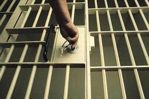 مقتل 14 سجينًا في تسوية حسابات بين عصابتين في سجن بالسلفادور