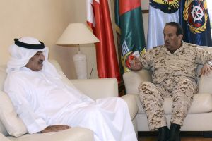 القائد العام يستعرض علاقات التعاون مع المكتب العسكري لجلالة الملك و'الخارجية'