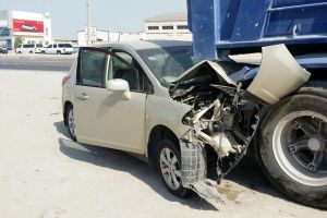 شاهد الصور... نجاة 4 أشخاص بانحشار سيارة أسفل شاحنة بالقرب من دوار النويدرات