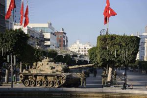 وحدات من الجيش التونسي تجري مناورات مع بارجات تابعة لحلف الناتو