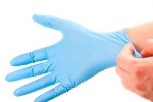 الاستخدام الصحي للقفازات قد ينقذ جلد مصففي الشعر