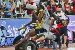 شاهد الصور... دراجة مصور تلفزيوني تطرح بولت أرضاً خلال احتفاله بذهبيته الثانية ببكين