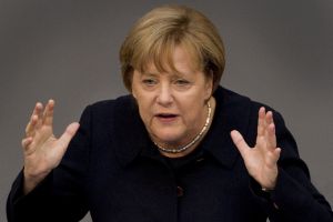 ميركل تعرب عن استعدادها لقمة أوروبية طارئة لمناقشة أزمة اللاجئين