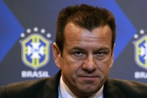 دونغا يستدعي كوتينيو ورافينيا بدلاً من أوسكار وراميريش المصابين