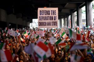 أعضاء طائفة دينية في الفلبين يقطعون طريقا رئيسيا في مانيلا