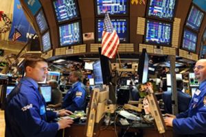 أسهم أميركا تغلق منخفضة وأسوأ شهر لستاندرد آند بورز 500 منذ 2012