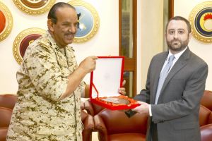 القائد العام لقوة دفاع البحرين يستقبل وفد من موظفي أعضاء الكونجرس الأميركي