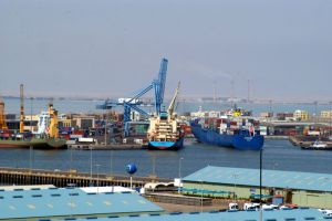 الكويت تغلق موانئ الشعيبة والشويخ والدوحة بسبب سوء الأحوال الجوية