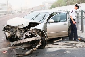 شاهد الصور ..إصابة شاب صدم بسيارته أطراف السياج بشارع الشيخ سلمان