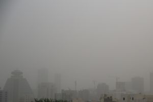 شاهد الصور .. طقس مغبر والأرصاد الجوية تحذر لأخذ الحيطة والحذر