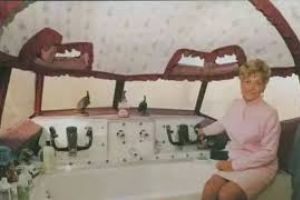 شاهد الصور..عجوز تحول طائرة قديمة لقصر فاخر يجذب السياح