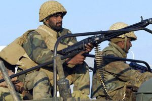 مقتل اثنين من المتشددين ورجل شرطة في اشتباك بباكستان