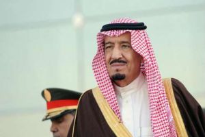 العاهل السعودي يتفقد مكان سقوط الرافعة في الحرم المكي