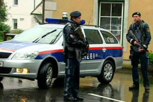 وزير الداخلية النمساوي: النمسا ستعيد فرض اجراءات المراقبة على حدودها للحد من تدفق المهاجرين