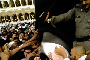 السعودية: تحذيرات من تقبيل الحجر الأسود لتفادي نقل الأمراض