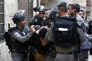 قوات إسرائيلية تحطم بوابات الجامع القبلي بالمسجد الأقصى