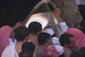 تحذيرات من تقبيل الحجر الأسود ولمس مقام إبراهيم