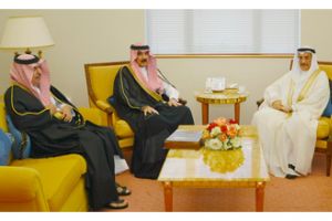 خالد بن عبدالله يتسلم نسخة من التقرير السنوي للمؤسسة العامة لجسر الملك فهد