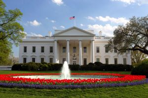 البيت الابيض يستضيف طالباً بمدرسة في تكساس القي القبض عليه لابتكاره ساعة