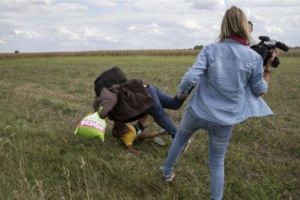 المهاجر السوري الذي ركلته مراسلة مجرية يحصل على وظيفة في أسبانيا