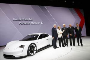 ميركل تدعو قطاع صناعة السيارات الألماني لتوفير فرص عمل للاجئين