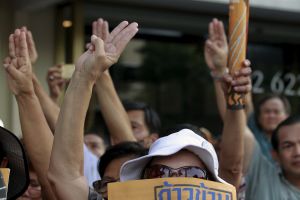 مئات التايلنديين يتظاهرون ضد المجلس العسكري الحاكم