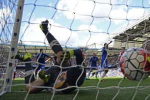 تشيلسي ينهي مسلسل نتائجه المتواضعة بالفوز على أرسنال بتسعة لاعبين