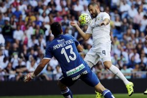 ضربة رأس بنزيمة تمنح ريال مدريد فوزا صعباً على غرناطة