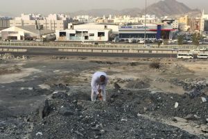 شاهد الصور... الحجاج يجمعون الجمرات استعداداً لبدء المناسك