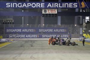 الشرطة في سنغافورة تعتقل رجلا دخل حلبة السباق خلال سباق الجائزة الكبرى للسيارات