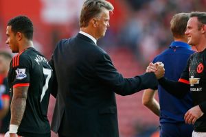 مانشستر يونايتد يتجاوز القديسين وليفربول يتعادل مع الكناري