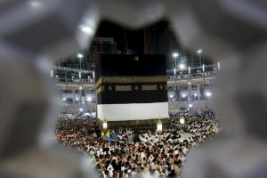 بالهواتف والأعلام والسلاسل البشرية الحجاج يتلمسون طريقهم في مكة