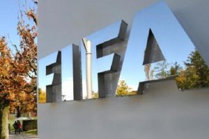 رجل أعمال نيجيري يفكر في الترشح لرئاسة الفيفا