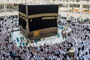 تغيير كسوة الكعبة مع بزوغ فجر يوم عرفات