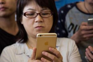 آي فون صيني يشبه الأصلي بكل شيء.. يعمل بنظام أندرويد