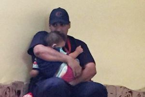 صورة مبكية... توفي والداه في حادث منى فوجد ملاذا آمنا في حضن مسعف